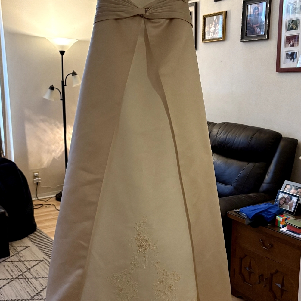 New wedding dress - Picture 10 of 10